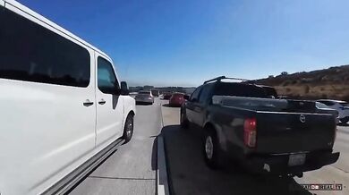 Bláznivá jízda na motorce v dopravní zácpě