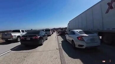 Bláznivá jízda na motorce v dopravní zácpě