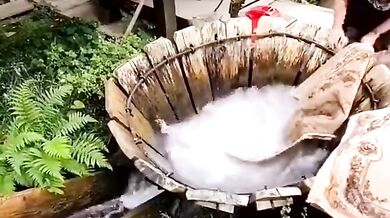 Tradiční rumunské pračky využívající proudění řek