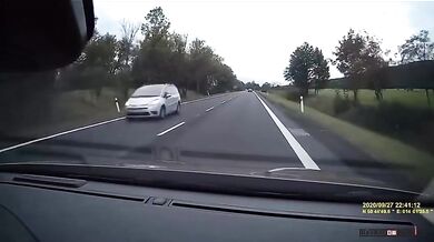 Řidič se jen těsně vyhnul srážce se srnou