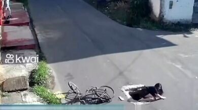 Srážka motorkáře s cyklistkou