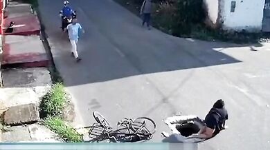 Srážka motorkáře s cyklistkou