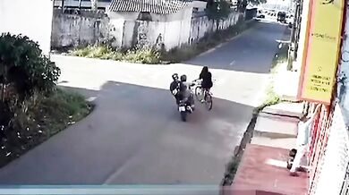 Srážka motorkáře s cyklistkou