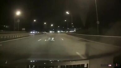 Žena vyskočila z jedoucího taxíku