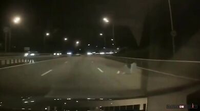 Žena vyskočila z jedoucího taxíku