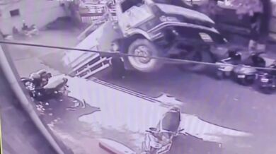 Masivní propadlina pohltila nákladní vůz