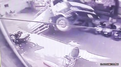 Masivní propadlina pohltila nákladní vůz