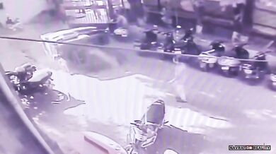 Masivní propadlina pohltila nákladní vůz