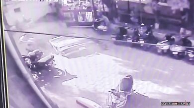 Masivní propadlina pohltila nákladní vůz