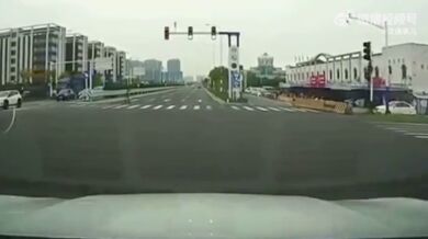 Babička jen o fous unikla šílené nehodě!