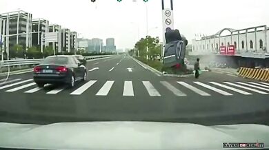 Babička jen o fous unikla šílené nehodě!