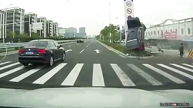 Babička jen o fous unikla šílené nehodě!