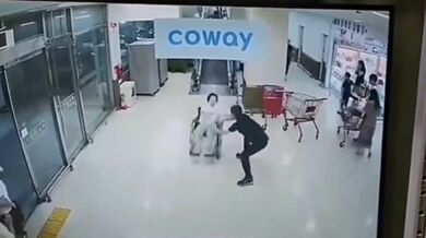 Záchrana ženy na vozíku