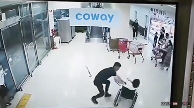 Záchrana ženy na vozíku