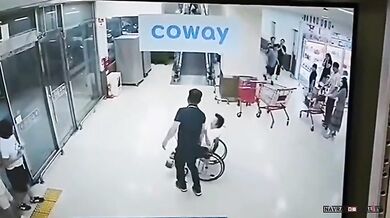 Záchrana ženy na vozíku