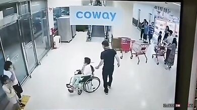 Záchrana ženy na vozíku