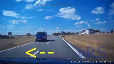 Odbočující auto vs. předjíždějící motorkář