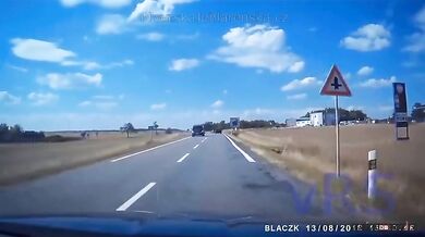 Odbočující auto vs. předjíždějící motorkář