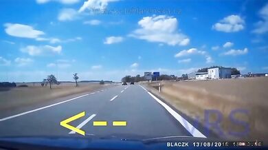 Odbočující auto vs. předjíždějící motorkář