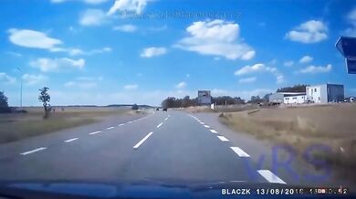 Odbočující auto vs. předjíždějící motorkář