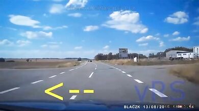 Odbočující auto vs. předjíždějící motorkář