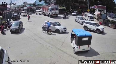 Nákladní auto srazilo dva mladíky na skútru