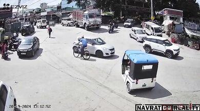 Nákladní auto srazilo dva mladíky na skútru