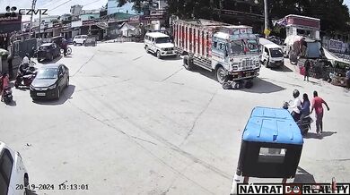 Nákladní auto srazilo dva mladíky na skútru