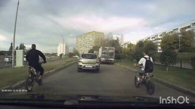 Frajírek blbnoucí na motorce