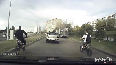 Frajírek blbnoucí na motorce