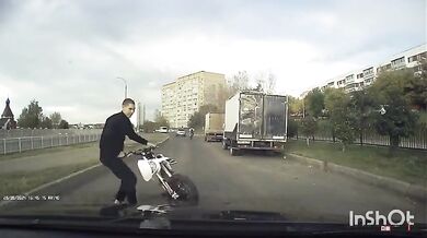 Frajírek blbnoucí na motorce
