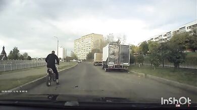 Frajírek blbnoucí na motorce