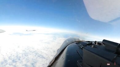 Nebezpečný manévr ruského letounu Su-35 ohrozil americkou stíhačku F-16