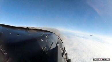 Nebezpečný manévr ruského letounu Su-35 ohrozil americkou stíhačku F-16