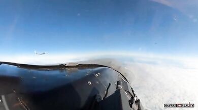 Nebezpečný manévr ruského letounu Su-35 ohrozil americkou stíhačku F-16