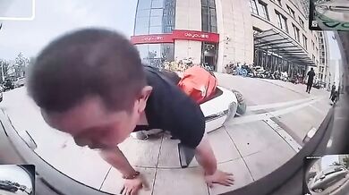 Hlavičkář na skútru