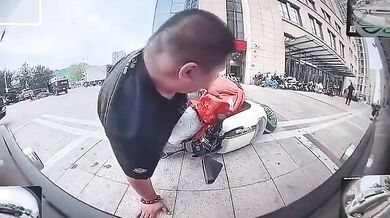 Hlavičkář na skútru