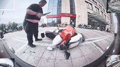 Hlavičkář na skútru