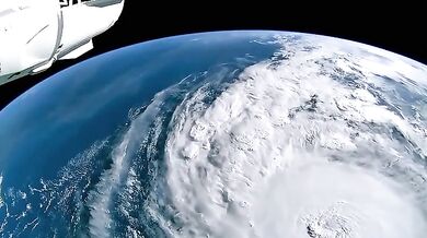 Časosběrný snímek hurikánu Milton z vesmíru