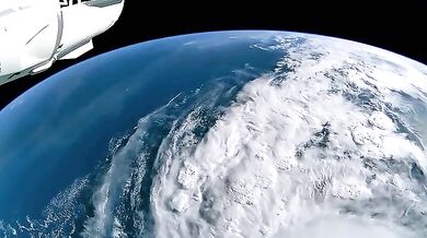 Časosběrný snímek hurikánu Milton z vesmíru