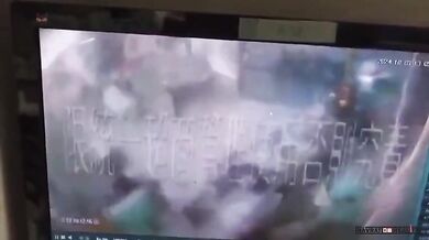 Pracovníci prodejny 7-Eleven drží dveře, načež je následně odfoukl tajfun Krathon