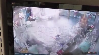 Pracovníci prodejny 7-Eleven drží dveře, načež je následně odfoukl tajfun Krathon