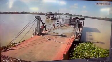 Nákladní auto se třemi lidmi vypadlo z trajektu