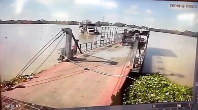 Nákladní auto se třemi lidmi vypadlo z trajektu