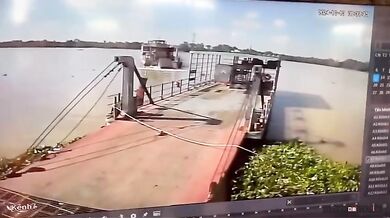 Nákladní auto se třemi lidmi vypadlo z trajektu