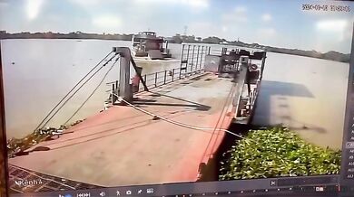 Nákladní auto se třemi lidmi vypadlo z trajektu