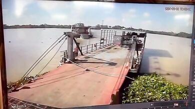 Nákladní auto se třemi lidmi vypadlo z trajektu