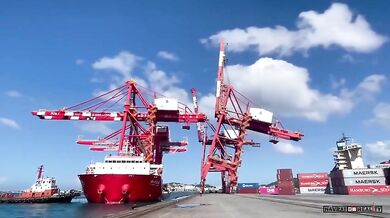 Zhroucení kontejnerového jeřábu v přístavu Keelung