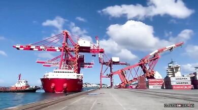 Zhroucení kontejnerového jeřábu v přístavu Keelung