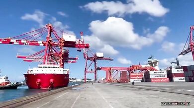 Zhroucení kontejnerového jeřábu v přístavu Keelung